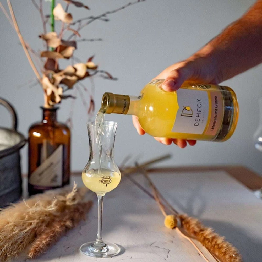 Limoncello Likör von DEHECK Limoncello Likör mit 5% Grappa verfeinert 20% VOL. 0,1l DEHECK